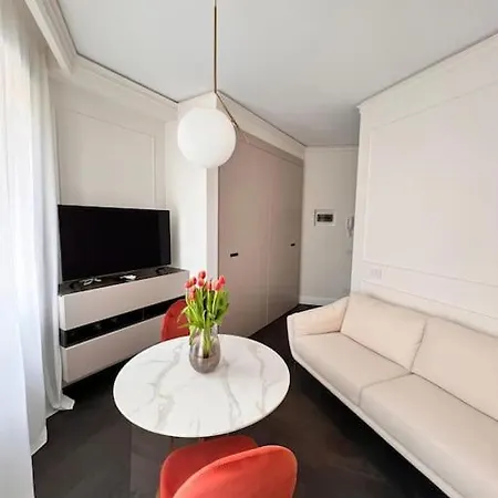 Elegante In Zona Tortona-solari Milan